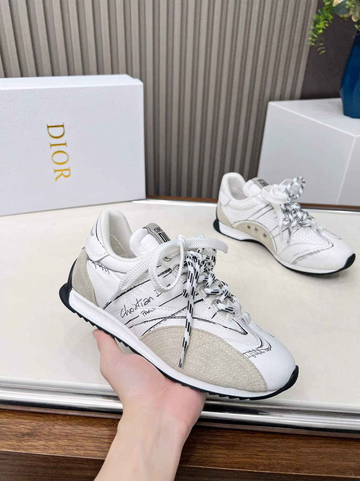 👟👟Ex-factory price 560👟👟 This D-Sketch sneaker is a new product of the 2025 spring and summer ready-to-wear series, highlighting the classic retro aesthetics. Crafted from gold-tone crinkled sheepskin and gold-toned laminated calfskin, it features a printed logo inspired by the shoe's production stages, as well as beige suede calfskin panels and double laces. Hand-written Christian Dior Paris signature on the side, Christian Dior Paris signature panels and plaques on the heel and tongue. Paired with two-tone slim rubber soles, they add a touch of couture to any casual look. Code number: 35~45 Color: black white gold silver